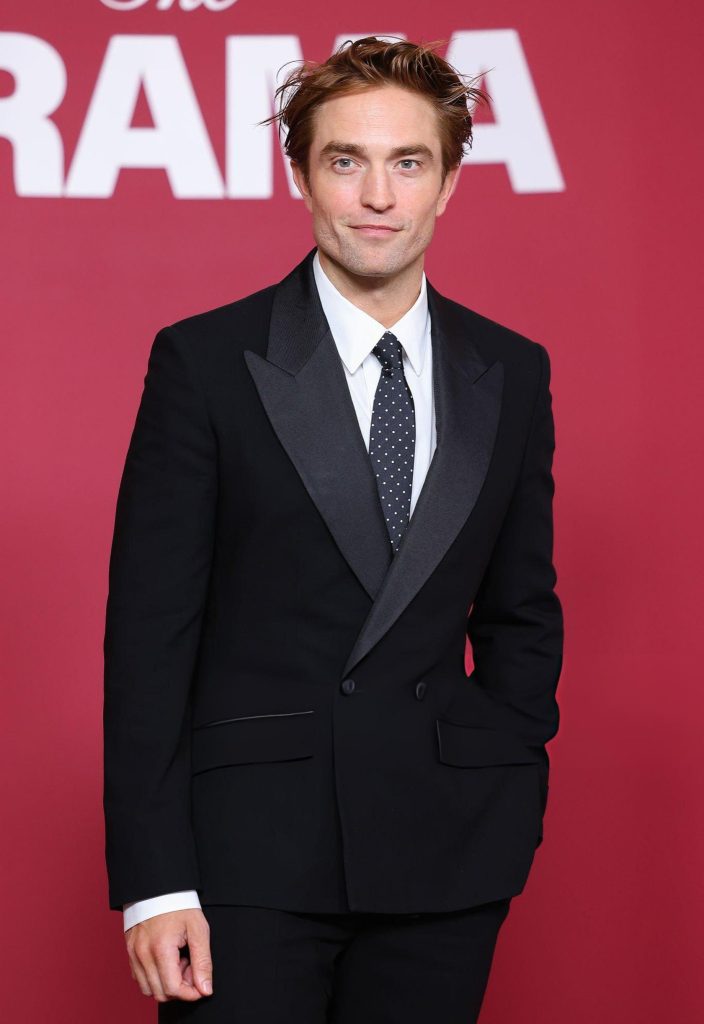 Premiere de El Drama en París Robert Pattinson traje